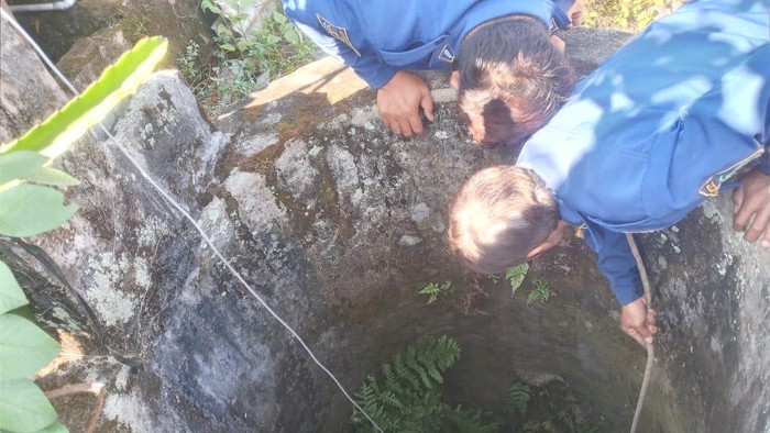 Proses penyelamatan kucing masuk sumur di Kuningan.