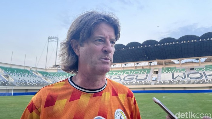 Pelatih PSS Sleman, Pieter Huistra di Stadion Maguwoharjo, Sleman, Sabtu (2/8/2025).