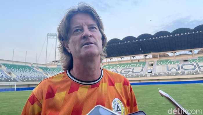 Pelatih PSS Sleman, Pieter Huistra di Stadion Maguwoharjo, Sleman, Sabtu (2/8/2025).