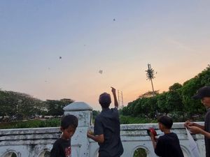 Ramai Warga Main Layangan di BKT Jaktim, Ada yang Hobi sampai Ngasuh Anak