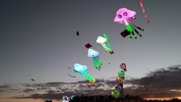 Layang-layang beragam karakter terbang saat Rare Angon Festival 2025. Layangan tersebut dilengkapi lampu berwarna sehingga nampak terang meski terbang malam.