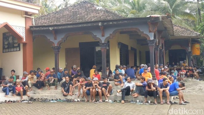 Ratusan warga Dusun Setren, Keboireng memprotes kebijakan Kades mengizinkan penambang dari luar kota menambang emas di Keboireng, Tulungagung.