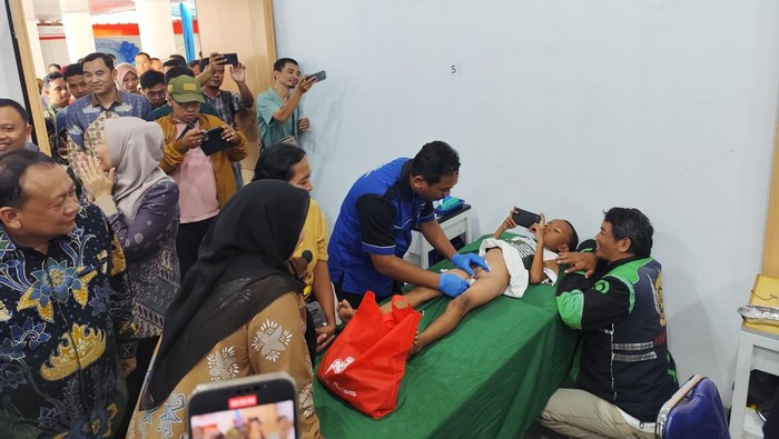 Ratusan warga memanfaatkan layanan operasi dan pemeriksaan kesehatan gratis di RSUD Tjokrodipo