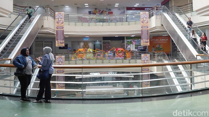 Rekonsep Mal: Strategi Bertahan di Tengah Gempuran Belanja Online Warga mengunjungi Mal Cibubur Junction di Ciracas, Jakarta, Sabtu (2/8/2025). Menyambut HUT ke-80 RI, pemerintah memastikan pesta diskon bakal digelar pengusaha di ritel dan pusat perbelanjaan di seluruh Indonesia.