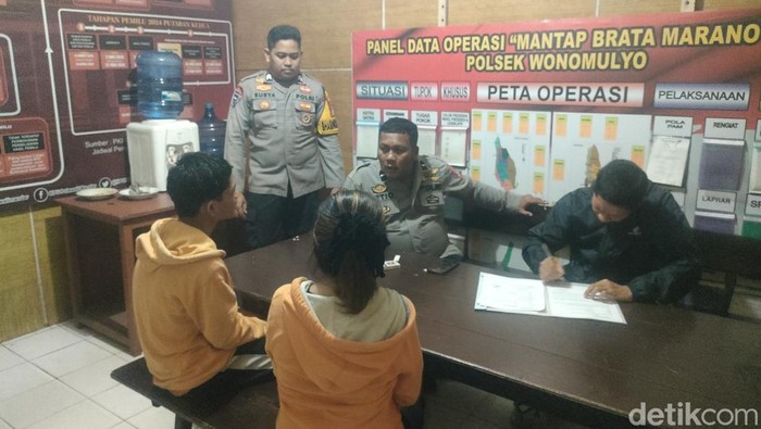 Remaja mesum di Polman dibawa ke kantor polisi usai digerebek warga.
