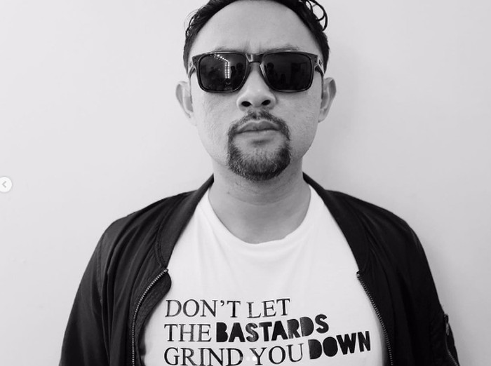 Soal Ronal Surapradja suka dengan band rock asal Irlandia, U2 mungkin sudah menjadi rahasia umum. Namun kali ini, pemeran berdarah Sunda itu menunjukkan salah satu kausnya yang bertuliskan potongan lirik lagu U2.