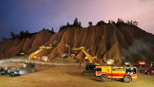 Tractors are seen during Shakespeare’s “Romeo and Juliet” theatre adaptation where heavy goods vehicles and cars take on the roles of the famous characters in Rummu, Estonia, July 31, 2025. REUTERS/Janis Laizans