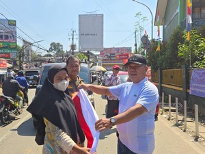 Kompak! Camat di Kabupaten Bogor Sebar Bendera Merah Putih ke Warga