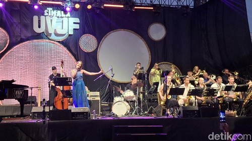 Sata satu penampilan musisi di Ubud Village Jazz Festival 2025, East West European Jazz Orchestra. Jumat (1/8/2025).