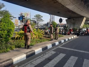Satpol PP Surabaya Awasi Layangan yang Bisa Bahayakan Pemotor