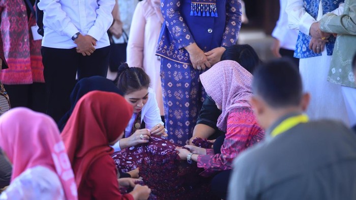 Selvi Gibran saat melihat cara pembuatan blongsong, blongket, dan jumputan prada.