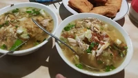 Jalan-jalan ke Jogja, pencinta soto legendaris bisa mampir ke Warung Soto Kadipiro yang ada sejak 1921. Soto yang dirintis Karto Wijoyo ini berisi daging ayam kampung, tauge, dan seledri. Ada juga aneka gorengan dan sate-satean sebagai pilihan pelengkap. Foto: Dedi Sopandi Sofwan