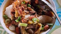 Ditawarkan di warung sederhana, Soto Sangka Banyumas sudah eksis sejak 1925. Perintisnya adalah Mbah Sangka yang meracik soto dengan kaldu ayam kampung, kecambah, daun bawang, kacang goreng, hingga irisan ketupat. Foto: waluyo ibn dischman