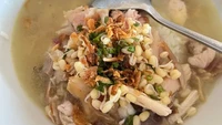 Soto Podjok merupakan salah satu kekayaan kuliner legendaris di Kediri. Racikan sotonya sudah ada sejak 1926. Ciri khasnya memakai kuah kaldu keruh dengan rasa gurih, ditambah suwiran ayam dan kecambah. Foto: Novi Nitya Santi