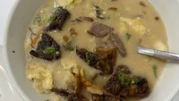 Kalau di Jakarta, ada Soto Betawi H. Maruf sejak 1943 yang merupakan milik almarhum H. Maruf bin Sahib. Soto Betawi di sini unik karena diracik bukan pakai santan, melainkan susu. Isiannya ada daging dan jeroan. Foto: Miranti Vidyasari