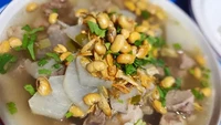 Soto Banjir Karang Anyar ada sejak 1955 di Jalan Astana Anyar Nomor 43, Bandung. Soto berkuah bening di sini berisi daging sapi, tapi bisa juga dicampur babat atau usus. Pelengkapnya berupa irisan lobak dan kacang kedelai goreng. Foto: Lidya Octavia