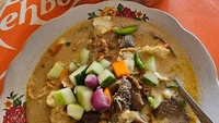 Di Jakarta juga ada soto Betawi legendaris, Soto Cawang sejak 1952. Lokasinya unik di dalam tempat parkir bus dan mobil. Sotonya tanpa susu dengan isian daging, jeroan sapi, dan perkedel. Foto: Cecep Yoesmadi 