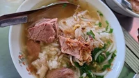 Soto Triwindu di Solo juga layak masuk daftar soto legendaris di Indonesia karena sudah ada sejak 1939. Awalnya dijajakan dengan cara dipikul di sekitar area Mangkunegaran, kemudian menetap di Pasar Triwindu. Isiannya irisan daging sapi dan tauge dan disajikan di mangkuk porselen. Foto: Faiqoh Nur Rochim 