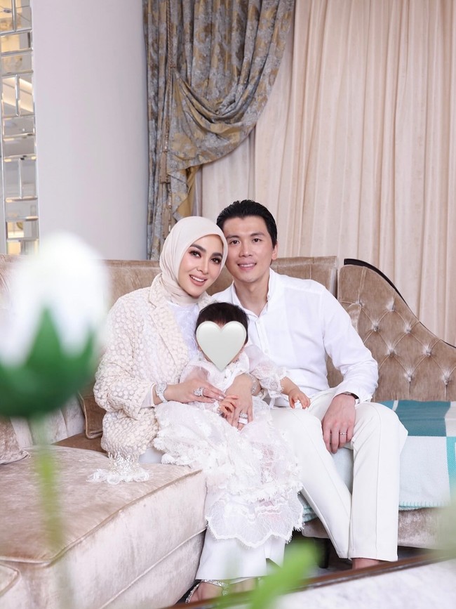 Untuk menandai hari ulang tahun sekaligus kedatangannya ke Jakarta, ibu satu anak itu pun membagikan momennya di  Instagram. Dalam foto terbaru, Syahrini dan keluarga kompak mengenakan baju putih. Foto: Instagram