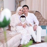 Untuk menandai hari ulang tahun sekaligus kedatangannya ke Jakarta, ibu satu anak itu pun membagikan momennya di  Instagram. Dalam foto terbaru, Syahrini dan keluarga kompak mengenakan baju putih. Foto: Instagram