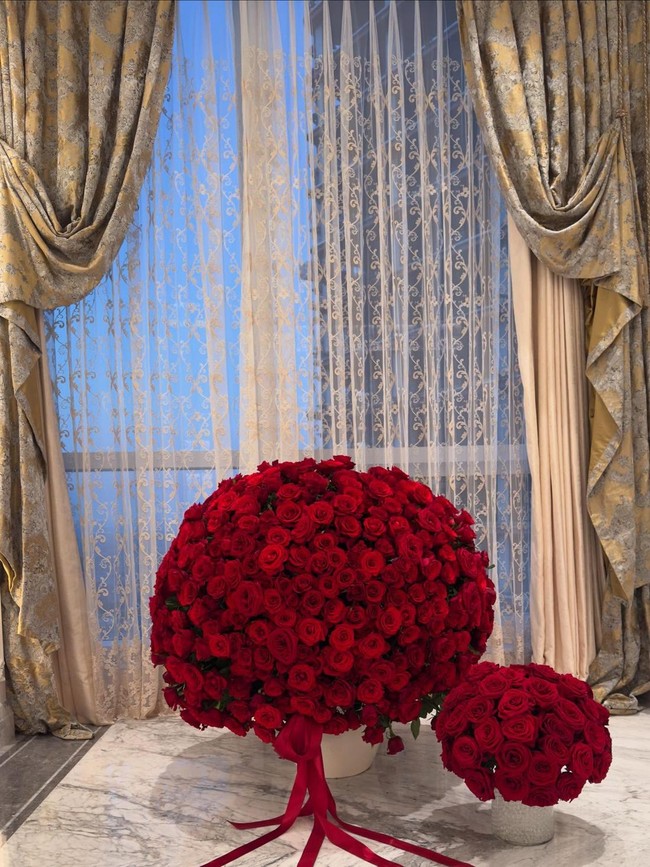 “Assalammualaikum August 1st 2025,Alhamdulilah Ya Allah We Can’t Thank You Enough Your Blessings Are Uncountable For our Little Family,” tulisnya selagi memamerkan bunga pemberian Reino Barack. Foto: Instagram