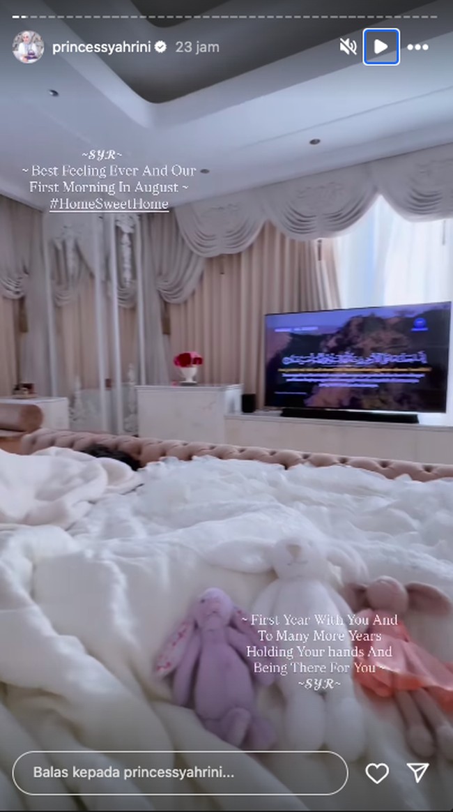 Dalam postingan Insta Story, Syahrini sempat memperlihatkan isi kamarnya ketika sedang mengasuh sang anak yang diketahui bernama baby R tapi belum pernah diperlihatkan wajahnya. Foto: Instagram