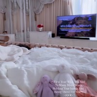 Dalam postingan Insta Story, Syahrini sempat memperlihatkan isi kamarnya ketika sedang mengasuh sang anak yang diketahui bernama baby R tapi belum pernah diperlihatkan wajahnya. Foto: Instagram