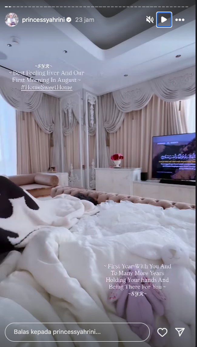 Kamar yang tampak besar itu dilengkapi dengan perabotan mewah, televisi hingga jendela yang menghadap pemandangan kota. Foto: Instagram