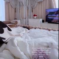 Kamar yang tampak besar itu dilengkapi dengan perabotan mewah, televisi hingga jendela yang menghadap pemandangan kota. Foto: Instagram