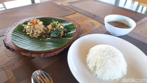 Tampilan lawar larva lebah madu yang disajikan di rumah makan RnB di Gianyar, Minggu (27/7/2025).