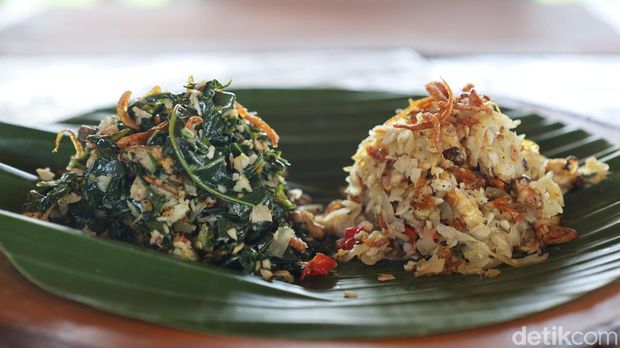 Tampilan lawar larva lebah madu yang disajikan di rumah makan RnB di Gianyar, Minggu (27/7/2025).
