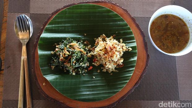 Tampilan lawar larva lebah madu yang disajikan di rumah makan RnB di Gianyar, Minggu (27/7/2025).