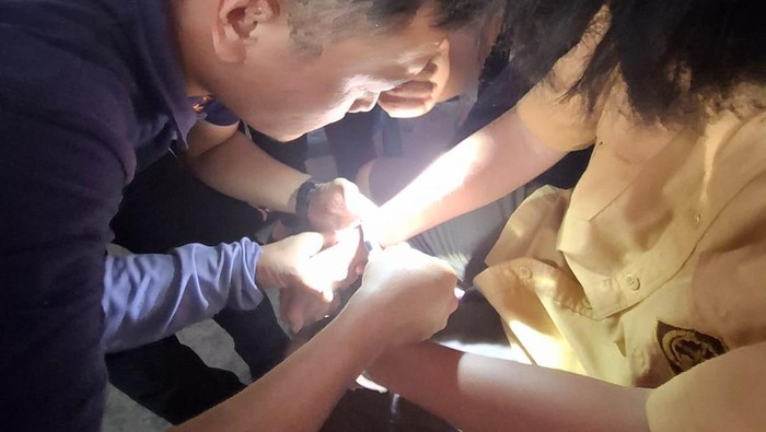 Tangan Aldren yang terborgol saat dievakuasi Tim Damkar Palembang.