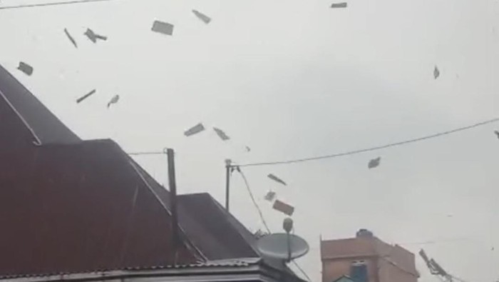 Tangkap layar video puting beliung di Kerinci, terlihat atap rumah dan kayu-kayu beterbangan