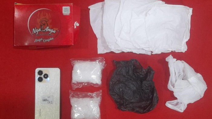 Tersangka dan barang bukti sabu yang disita polisi.