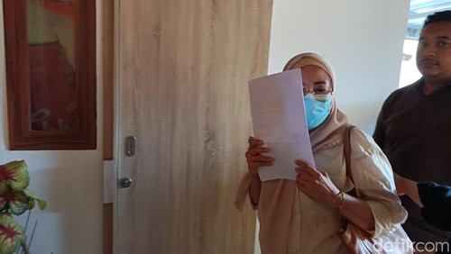 Tersangka Rabiatul Adawiyah saat dibawa ke Rutan Polresta Mataram untuk menjalani penahanan di Rutan Polresta Mataram, Sabtu (2/8/2025). (Foto: Abdurrasyid Efendi/detikBali)