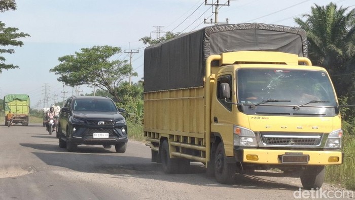 Truk masuk dalam Kota Pekanbaru. (Raja Adil Siregar/detikSumut)