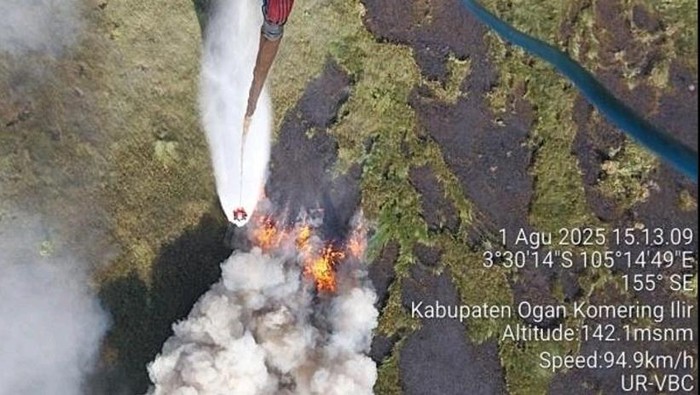 Upaya pemadaman karhutla di Sumsel.