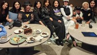 Begini kehangatan Venna Melinda bersama keluarga di acara makan malamnya. Fuji tampak sudah akrab dengan keluarga besar Verrell Bramasta. Foto: Instagram @vennamelindareal