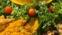 Kalau ini foto menu nasi kuning tumpeng dengan lauk ayam goreng hingga perkedel yang dikirim oleh politisi Zita Anjani untuk Venna. Foto: Instagram @vennamelindareal