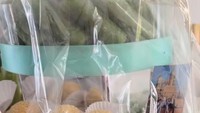Nah kalau ini tumpeng jajanan pasar yang dikirim oleh penggemar Verrell dan Fuji. Isinya ada pastel, onde-onde, sampai kue lapis. Foto: Instagram @vennamelindareal