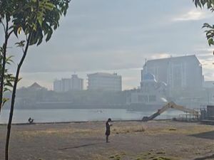 Viral Pantai Losari-CPI Makassar Diselimuti Asap Pagi Hari, DLH Bilang Begini