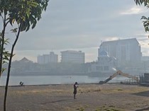 Viral Pantai Losari-CPI Makassar Diselimuti Asap Pagi Hari, DLH Bilang Begini