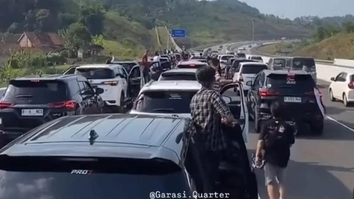 Viral rombongan mobil parkir di Tol Cisumdawu.