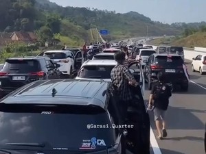 Deretan Mobil Parkir Tutup Lajur Tol Cisumdawu, Ini Faktanya