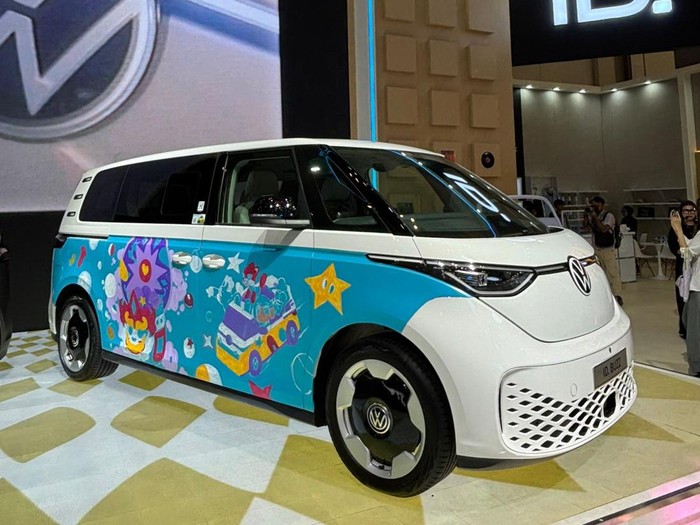 Volkswagen (VW) Indonesia dan Kementerian Ekonomi Kreatif (Ekraf) dan  para pemilik kekayaan intelektual (IP) lokal, serta aftermarket stiker Maxdecal, berkolaborasi dengan menghadirkan ‘New Buzz in Life’ pada ajang Gaikindo Indonesia International Auto Show (GIIAS) 2025.