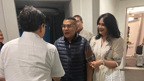 Wakil Menteri Agraria dan Tata Ruang Ossy Dermawan dan istrinya, Wida Sari Dewi, setelah turun dari pesawat Garuda, Jumat (1/8/2025).