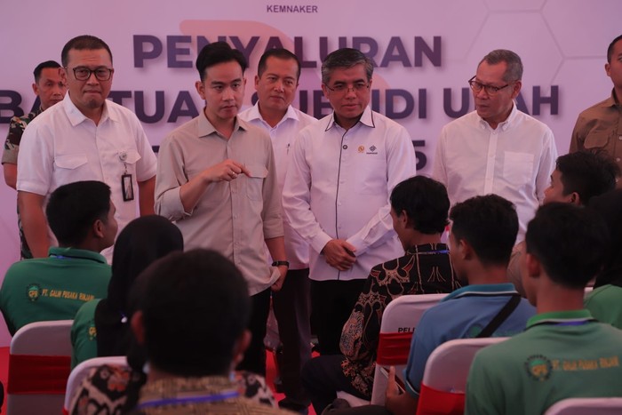 Wakil Presiden Gibran Rakabuming Raka bersama Menteri Ketenagakerjaan (Menaker) Yassierli meninjau penyaluran Bantuan Subsidi Upah (BSU) di Kantor Pos Indonesia, Jalan Sriwijaya, Punia, Mataram, Lombok, Nusa Tenggara Barat, Jumat (1/8).