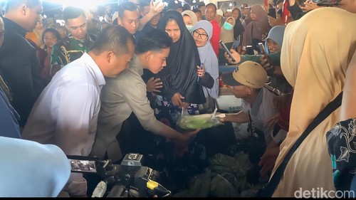 Wakil Presiden Gibran Rakabuming Raka menyapa pedagang di Pasar Kebom Roek, Ampenan, Kota Mataram, Sabtu (2/8/2025).