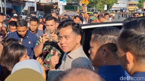 Wakil Presiden Gibran Rakabuming Raka saat menyapa warga Mataram di Pasar Kebon Roek, Ampenan, Kota Mataram, Sabtu (2/8/2025).